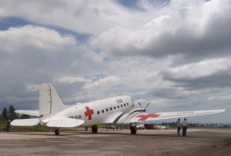 Ex-JRZ 71254 - danas, 65 godina nakon što je izašao iz Douglasove tvornice leti u Crveni križ u Africi