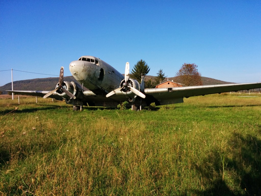 Ex-JRZ 71255, Otočac (LDRO), Hrvatska - ostavljena na lokalnom (neaktivnom?) sportskom aerodromu ova je Dakota prepuštena zubu vremena i vandalima...