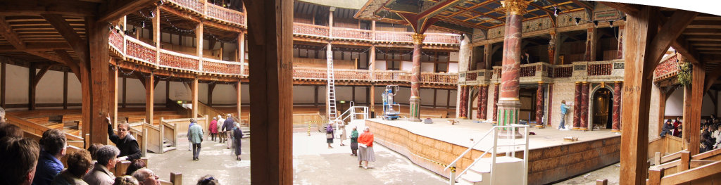 Panorama rekonstruiranog Globe kazališta u Londonu - vjerno originalu, natkriveni su samo lože na galeriji te dio pozornice