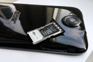 Dual-SIM ili SIM + microSD kartica - umjesto druge SIM kartice možete koristiti microSD memorijsku karticu