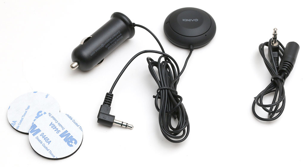 Kinivo BTC455 paket sadrži: sam uređaj smješten na dugačkom kabelu, adapter za autoupaljač koji ima USB (preko kojeg možete puniti smartfon) i AUX kabel za spajanje na HU, te standardne "3M" dvostrane ljepljive jastučiće za smještaj u kokpitu automobila