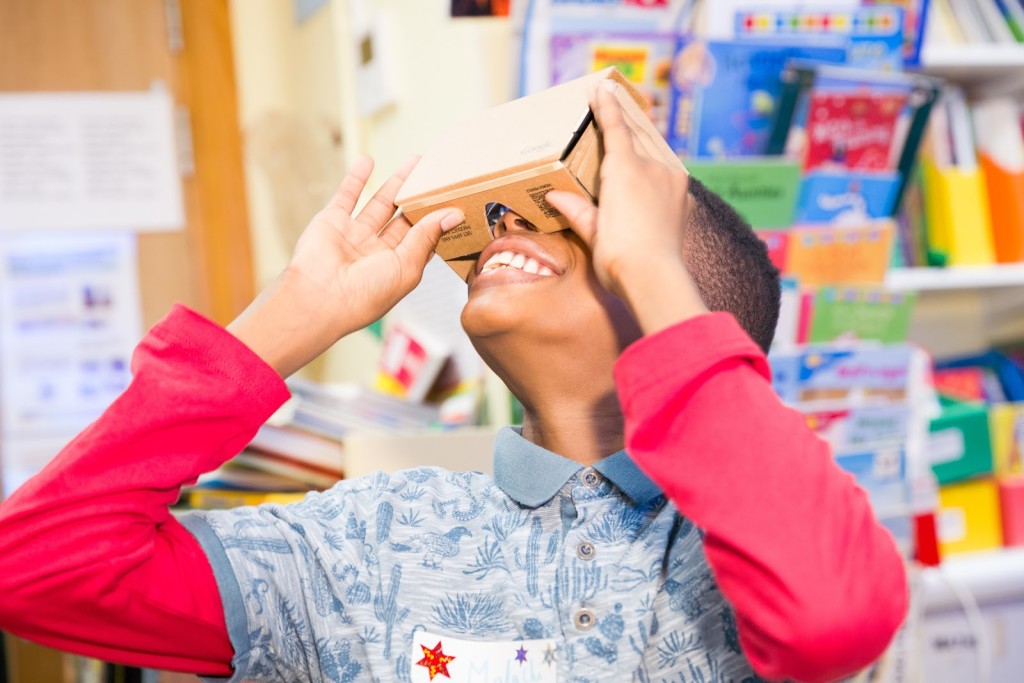 Google Cardboard VR u akciji - iako još uvijek u eksperimentalnoj fazi, pregledavanje Google Cultural Institutea kroz ultrajeftini Google Cardboard otvara savim novu dimenziju virtualnih šetnji